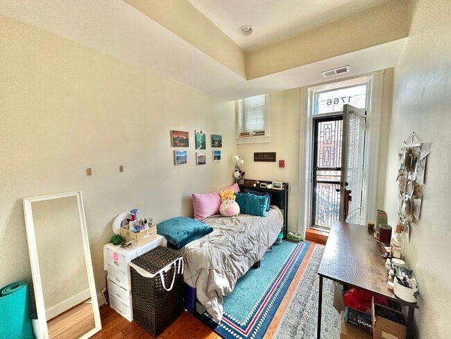 Building Photo - Dupont's Tree Lined Church Street 2 bedroom/1Bath Condo with Deck and Parking!