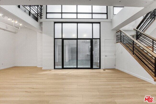 Building Photo - 330 W 11th St