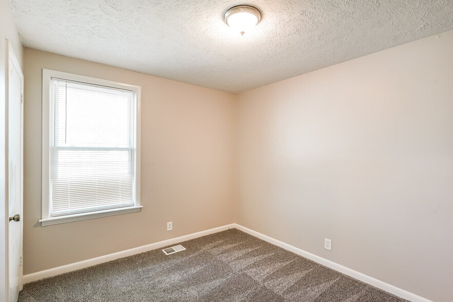 Building Photo - 142 Creekwood Ln