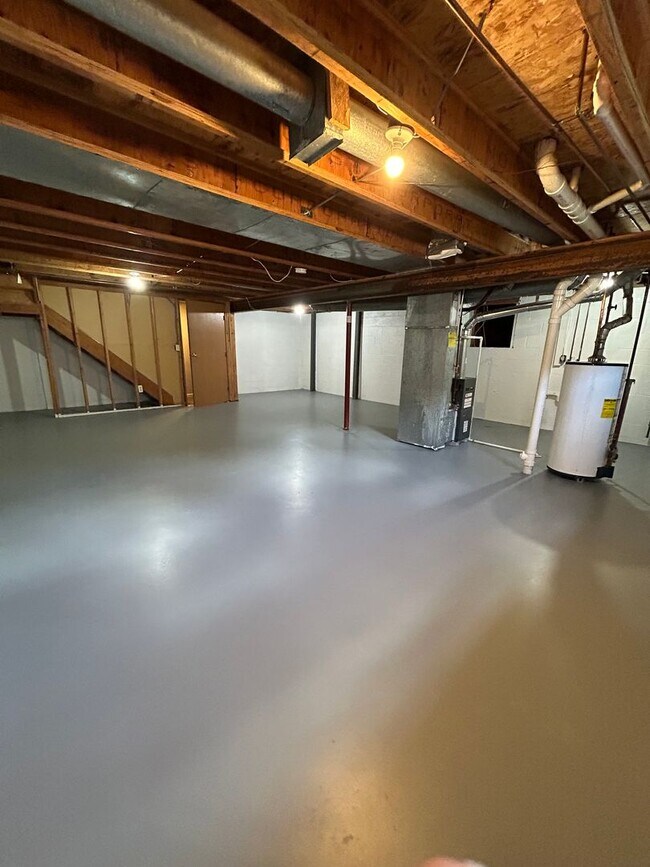 Building Photo - Beautiful 3 Bedroom Duplex with Garage and Full Basement