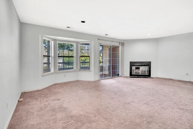 Building Photo - 302 Trinity Ct