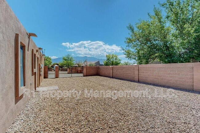 Building Photo - 501 Calle del la Angel