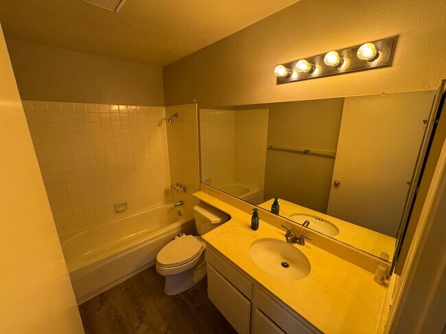 Building Photo - 2Bed - 2Bath ground level
