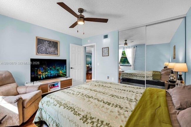 Building Photo - 6049 Balboa Cir
