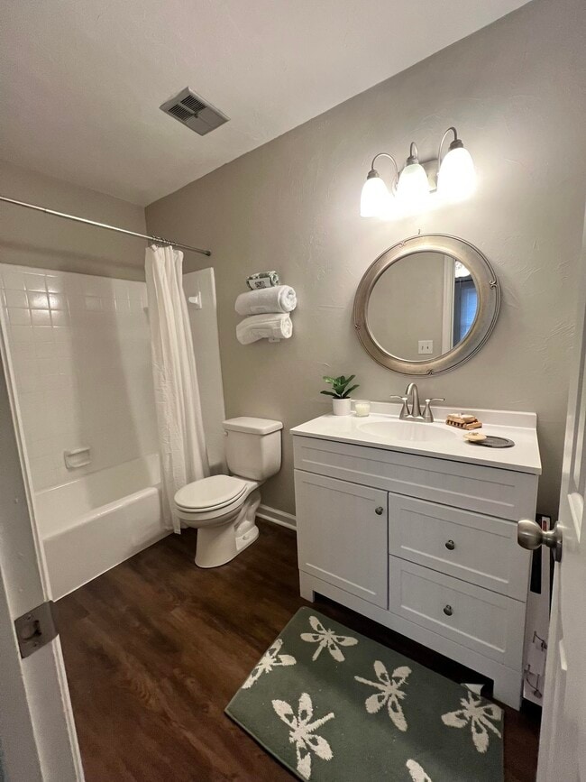 Building Photo - 1000 Holland Dr