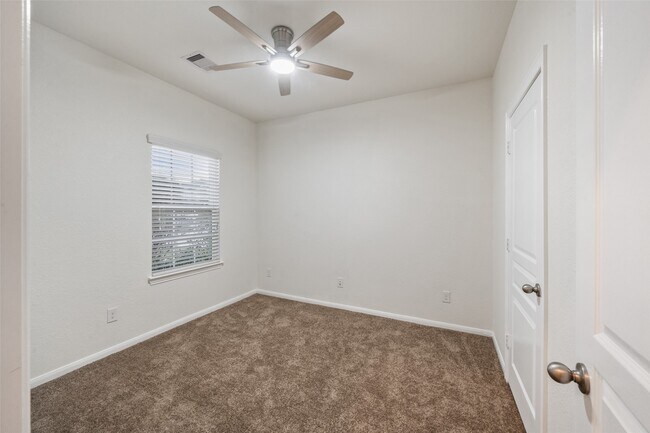 Building Photo - 2516 Pearl Ct