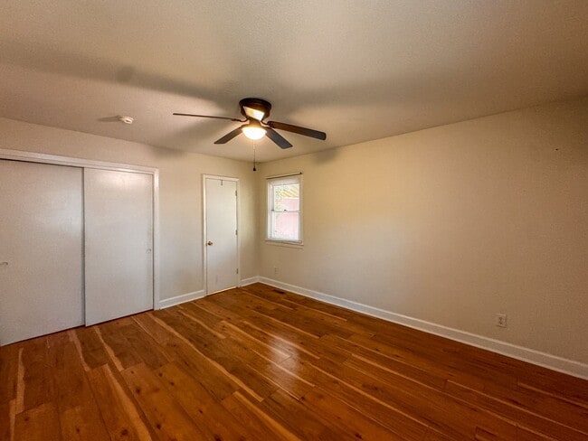 Building Photo - Spacious 4 Bed 2.5 bath Home Close to Fort Bragg