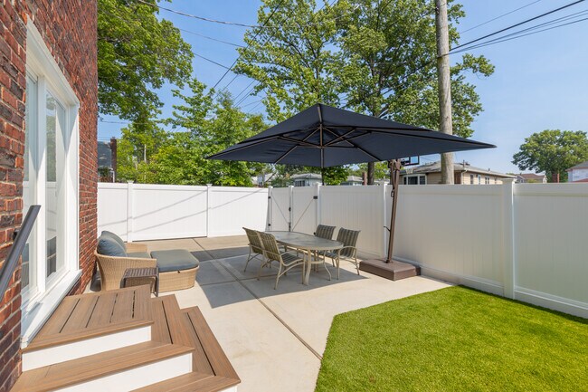 Building Photo - 165 Byrne Ave