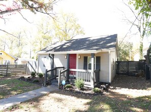 Building Photo - 2BR w/ Driveway & W/D Hookups near Uptown Charlotte