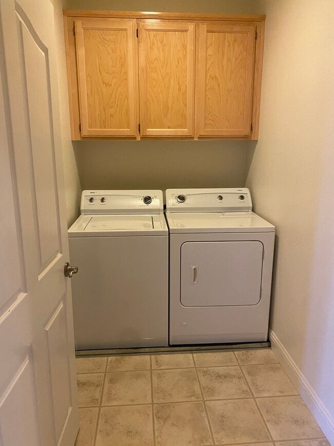 Building Photo - Spacious 2 Bedroom, 2 Bathroom Condo locat...