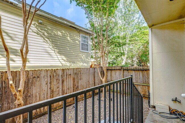 Building Photo - 5710 Darling St