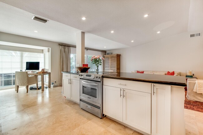 Building Photo - 2312 Las Casitas Dr