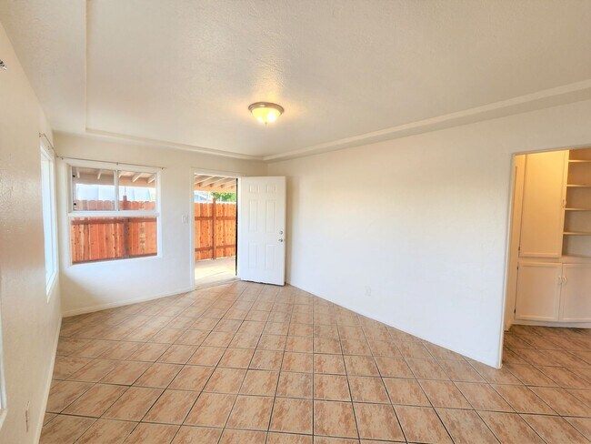 Building Photo - LARGE 1 BEDROOM WITH PRIVATE PATIO