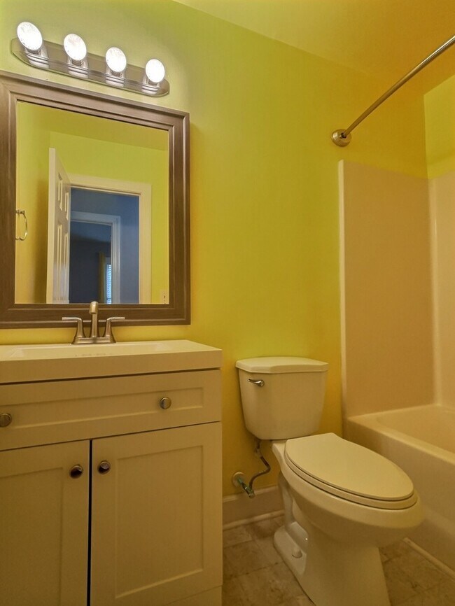 Building Photo - 20 Hollyfield Ln