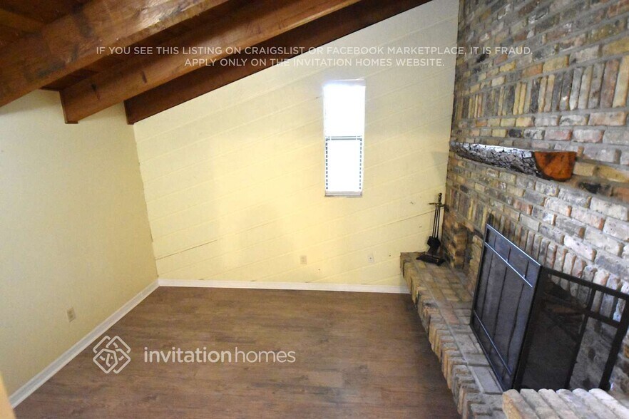 Building Photo - 322 W Hornbeam Dr