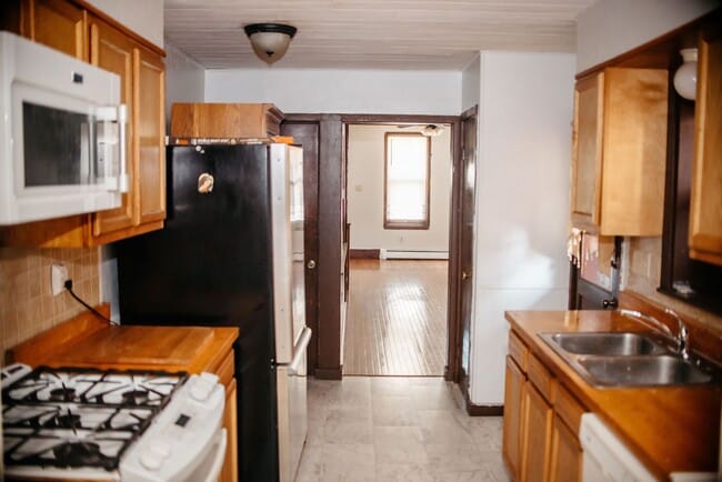 Building Photo - 3 Bedroom, 2 Bath Rown Home, 1st Floor Features 1 Bed and 1 Bath