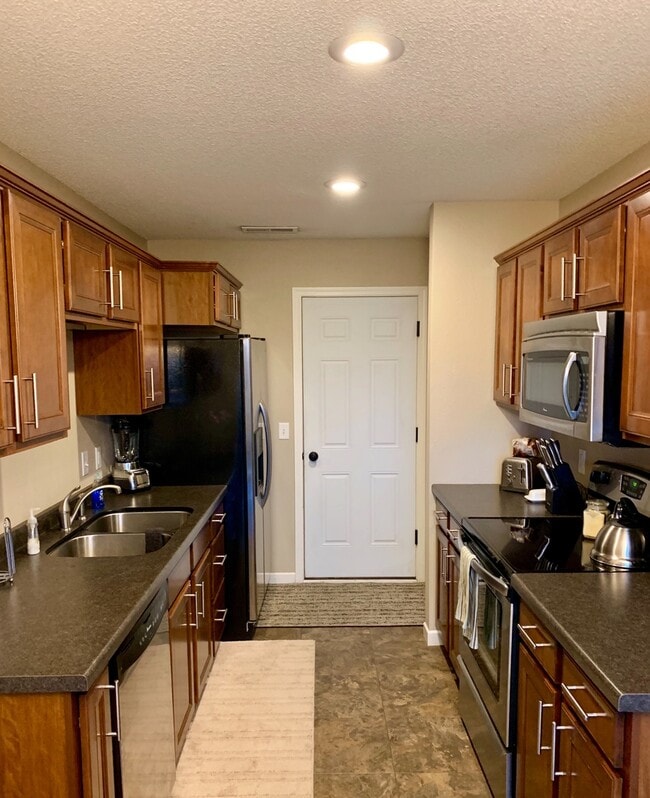 Building Photo - 3 bedroom 2.5 bath townhome