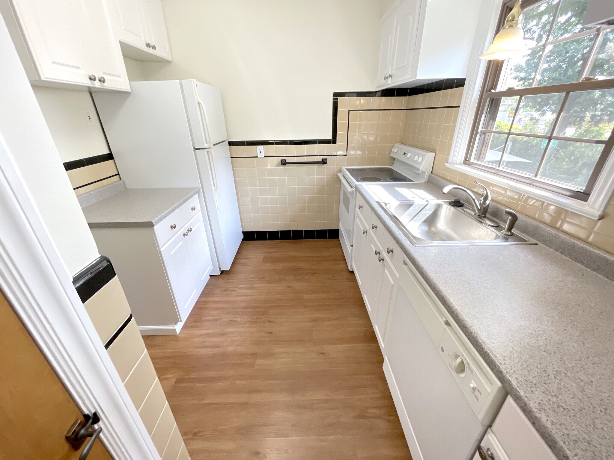 Kitchen w/ Dishwasher - 355 Saratoga Rd