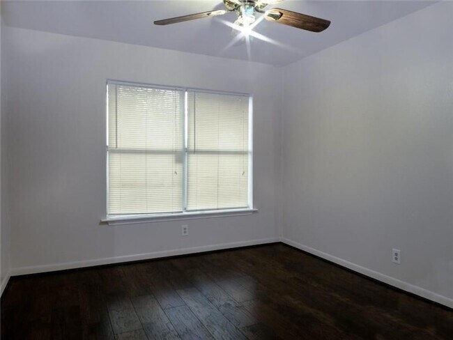 Building Photo - 1107 Delano St