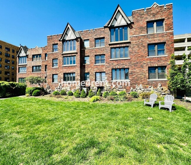 Primary Photo - Luxury Condo Living Near the Country Club ...