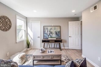 Building Photo - 1149 Summit St NE