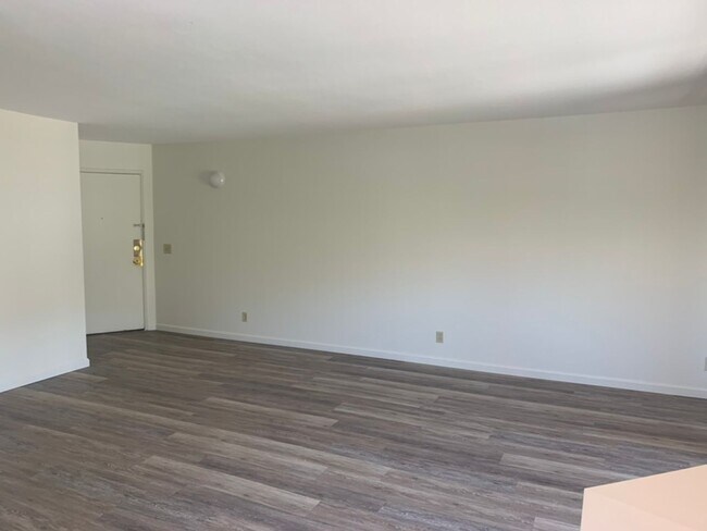 Building Photo - Centrally Located Studio Spacious Studio