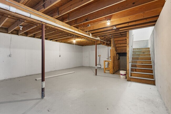 Building Photo - Coming Soon! End unit townhome in Annapolis!