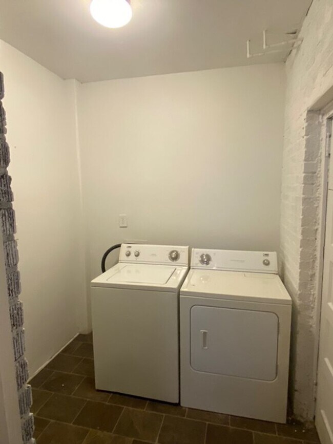 Building Photo - 715-717 Sims Ave