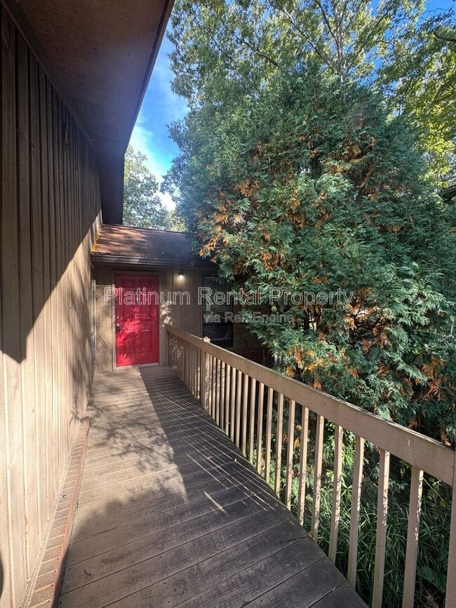 Building Photo - 1804 Pine Tree Dr