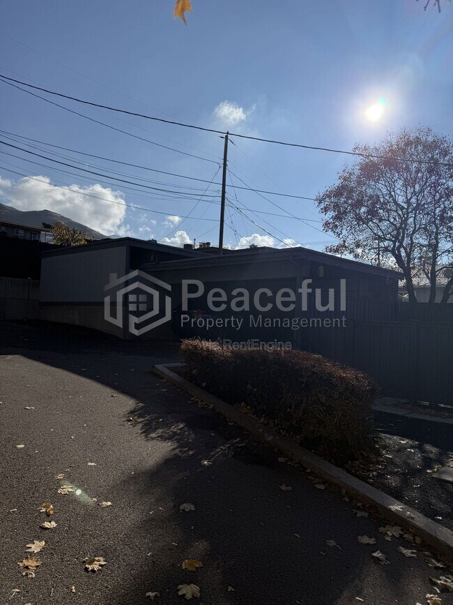 Building Photo - 2025 Broadmoor St S