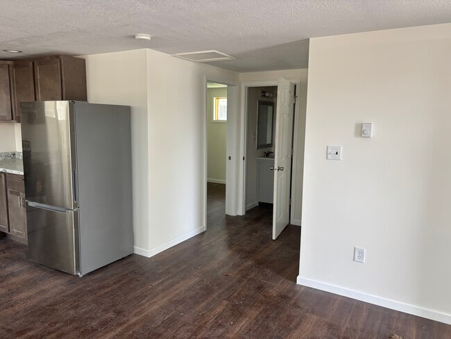 Building Photo - 4253 S Lakeshore Dr