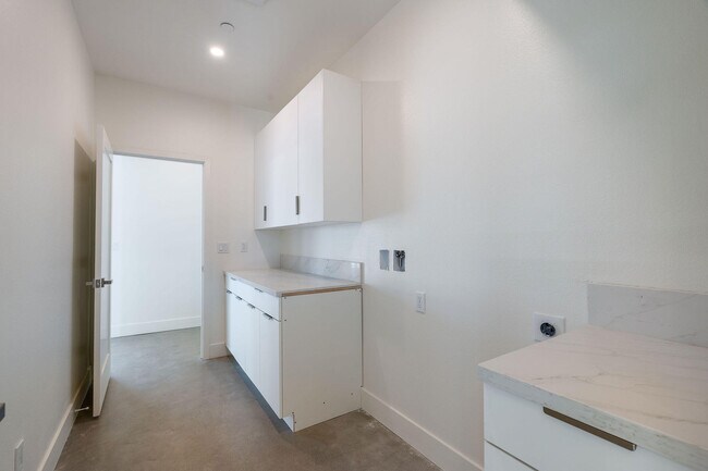 Building Photo - 416 Rosa Parks Rd