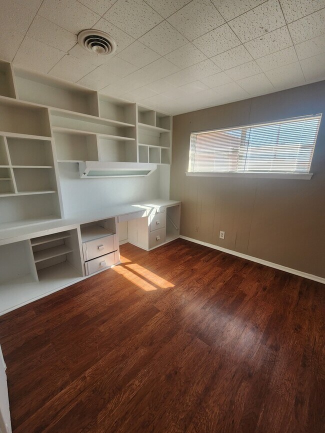 Building Photo - 3 bed 2 bath home
