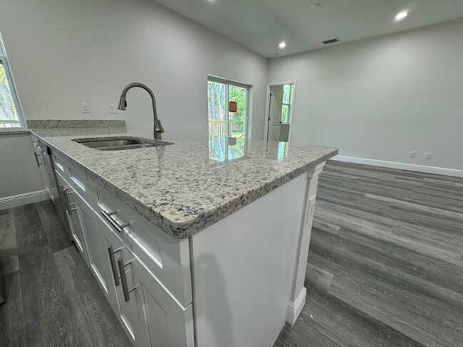 Building Photo - Schedule a Tour today! New 3 bed /2 bath 1...