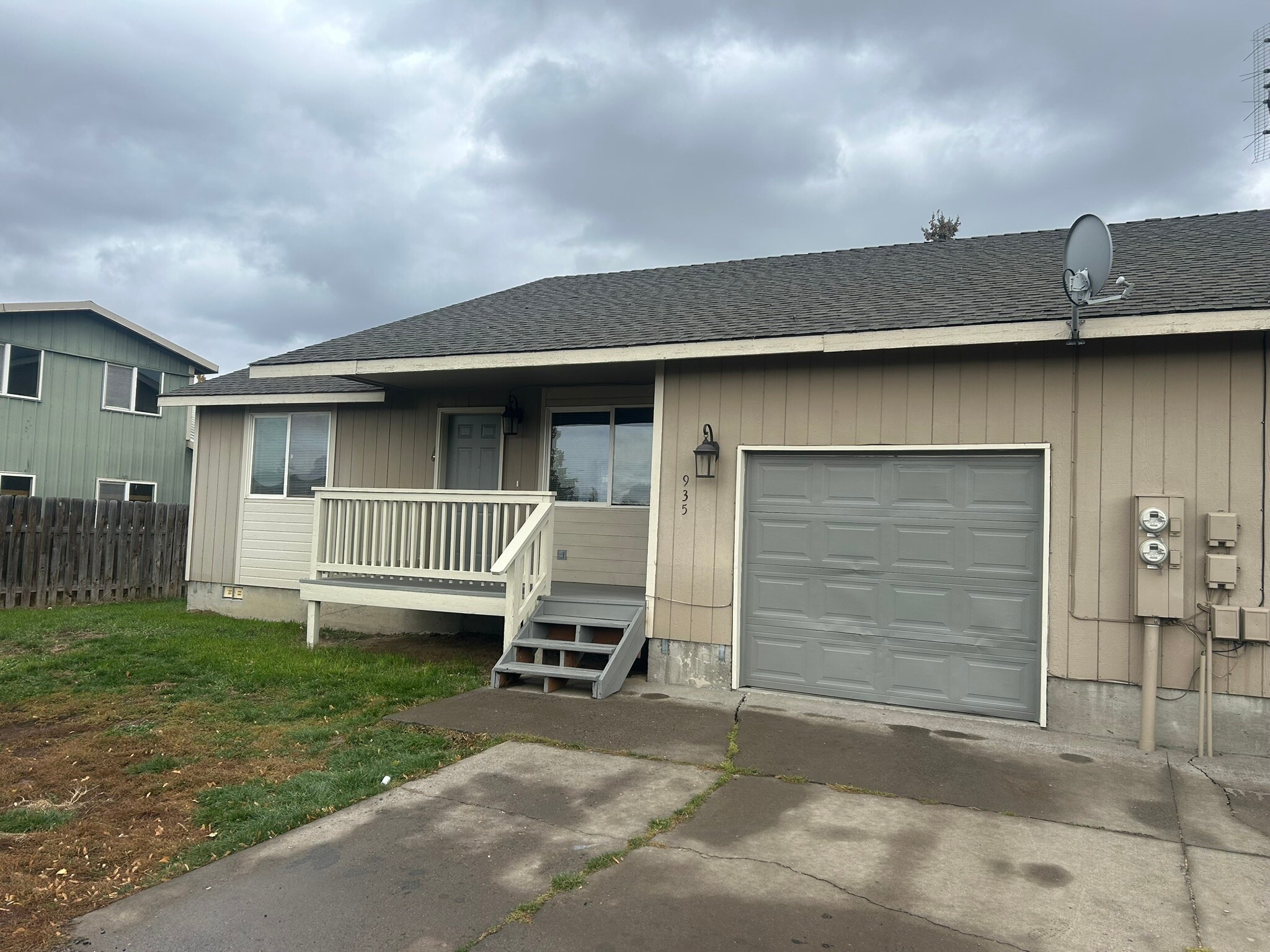 Building Photo - 935 NW Cains Rd