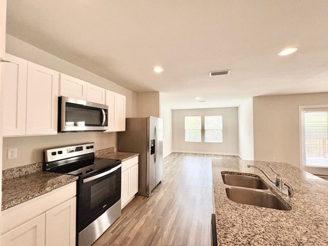 Building Photo - 462 Whispering Creek Ave