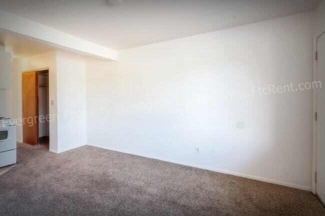 Building Photo - 2008 W Plum St