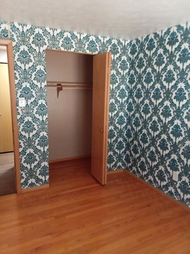 Building Photo - Spacious Lakeshore Living – 3-Bedroom Duplex with Charm & Convenience