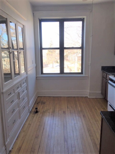 Building Photo - 2208 W Berteau Ave