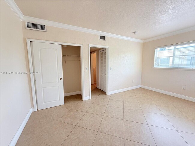 Building Photo - 865 W 39th St