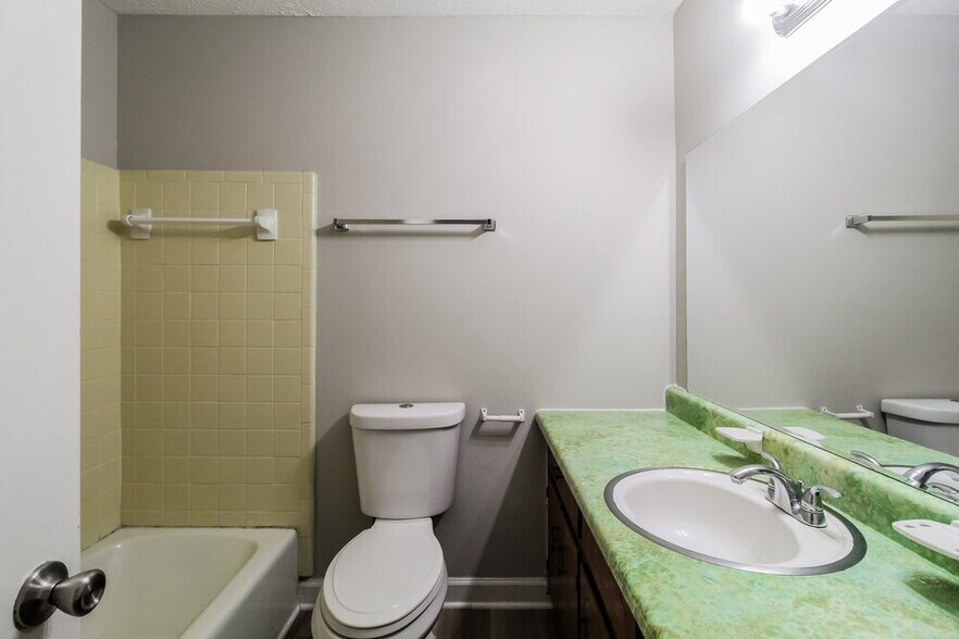 Building Photo - 2244 Briarwood Cir SW