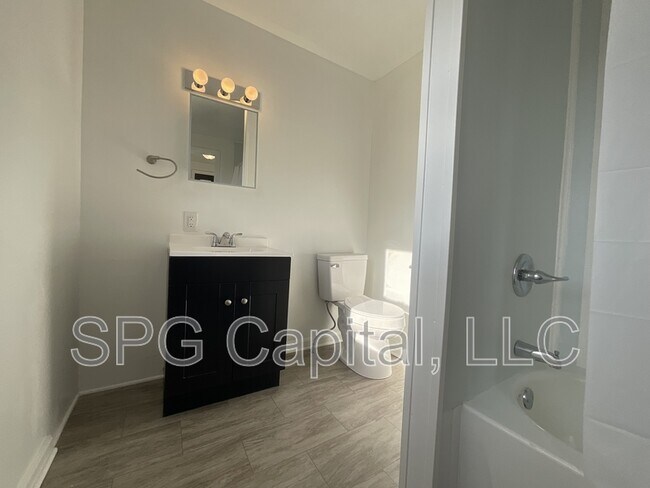 Building Photo - 124 Ann St