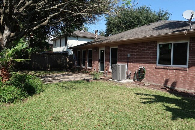 Building Photo - 1714 Oak Ridge Dr