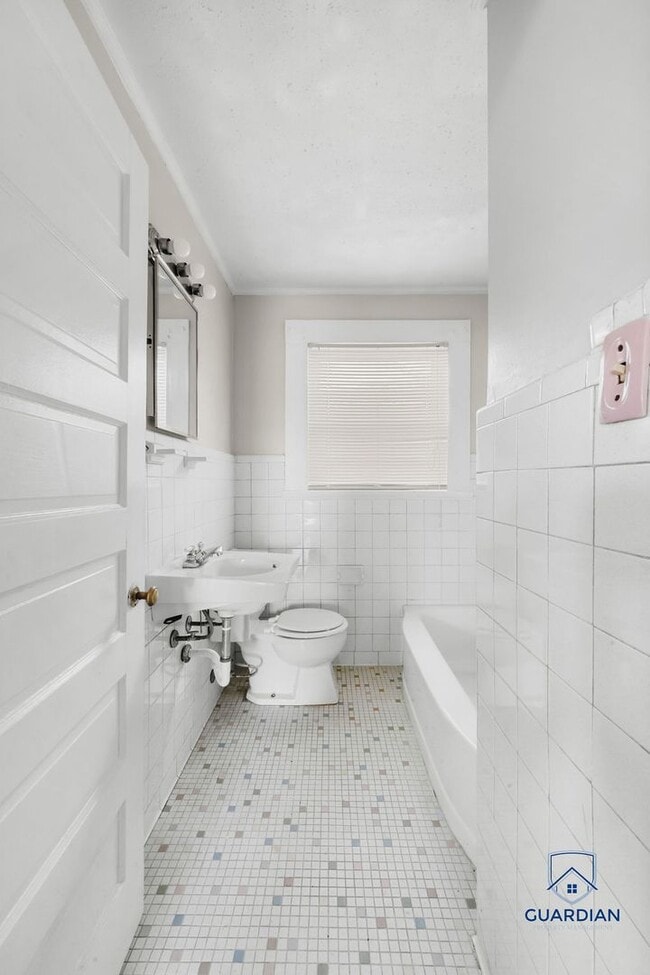 Building Photo - 1005 Hoke St