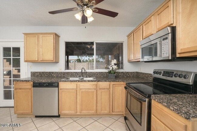 Building Photo - 2806 S Cottonwood Dr