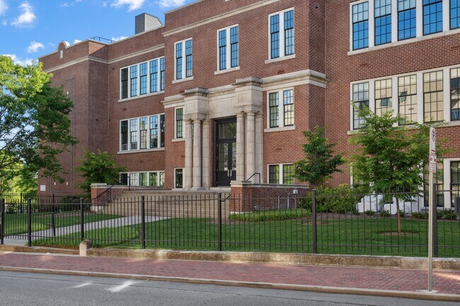 Primary Photo - 601 Madison St