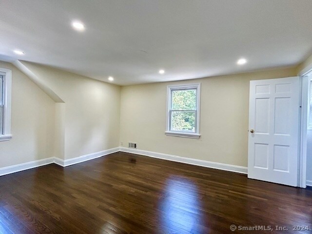 Building Photo - 328 Post Rd W