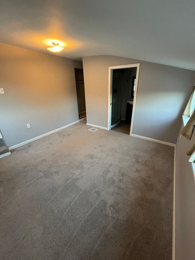 Building Photo - Three Bed, Two Bath with 2 Car Garage in N...