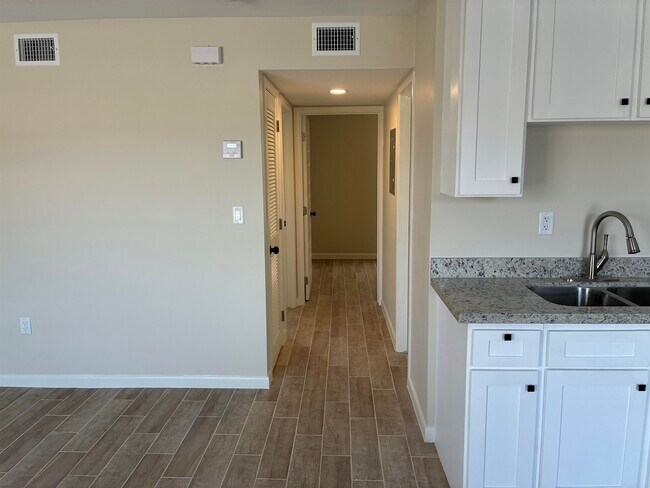 Building Photo - 705 Bustamante St