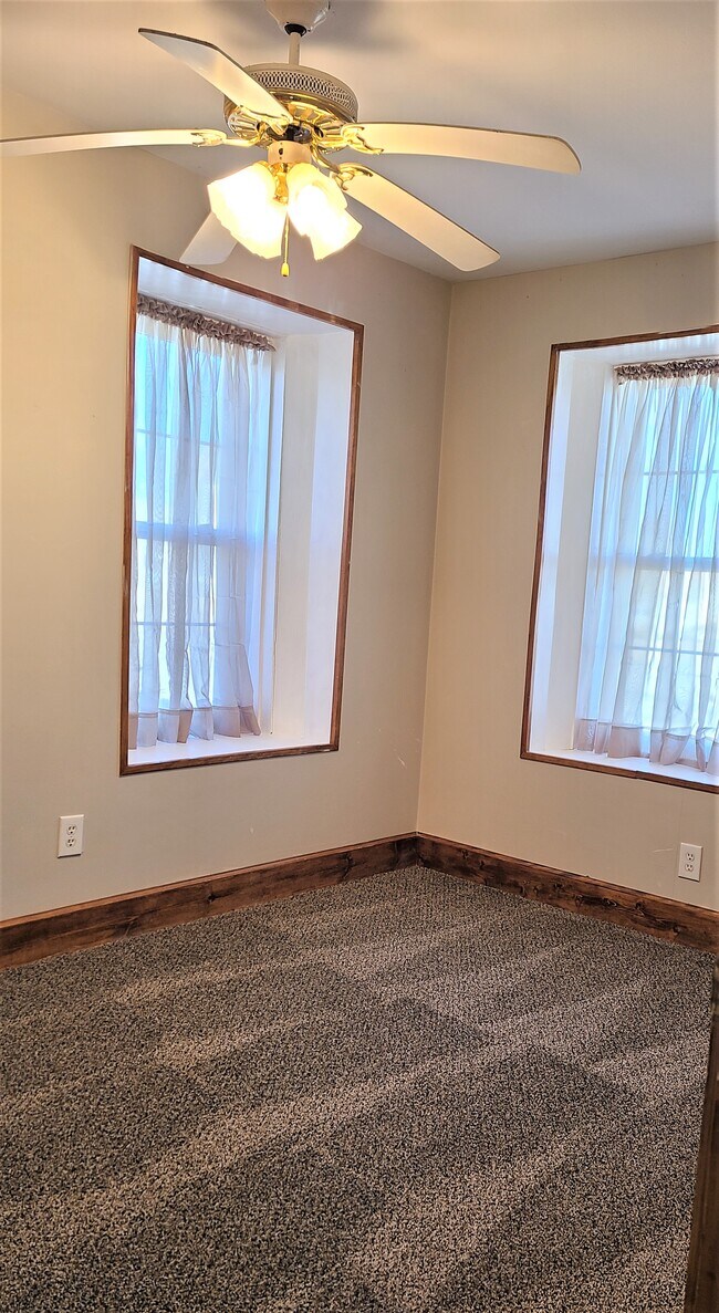 Building Photo - 319 N Sheridan St